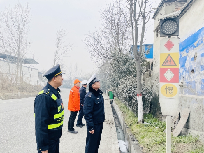 华州公安交警联合公路段开展路面隐患排查工作。