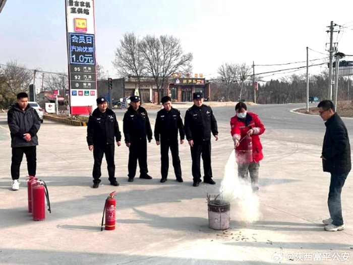 富平公安开展加油站消防演练。
