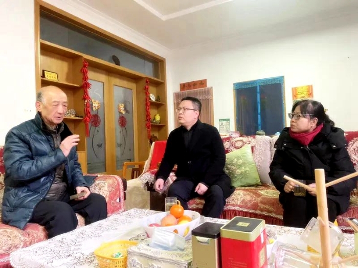 蒲城法院开展春节前慰问退休老同志活动。