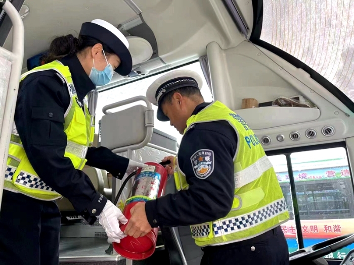 合阳交警联合交通运输部门开展节前大检查。