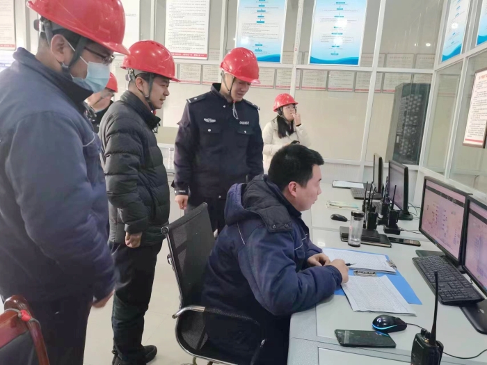 澄城寺前派出所对辖区“九小场所”场所及企业进行安全大检查。