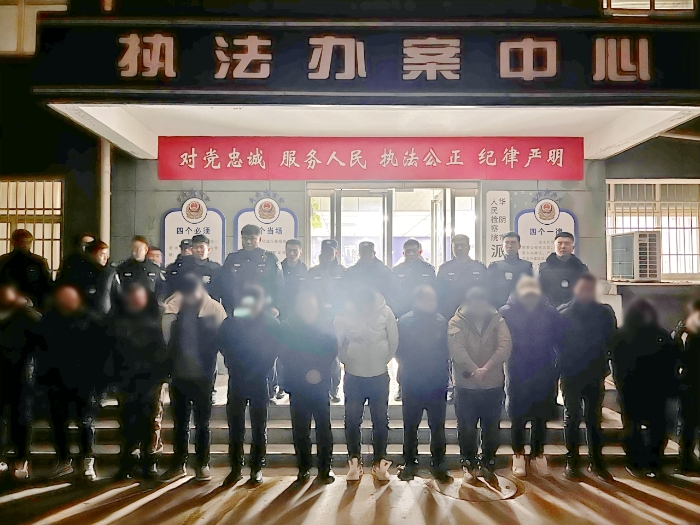 华阴警方捣毁一聚众赌博窝点，抓获14人。