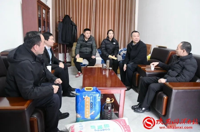 渭南中院政治部副主任郑鹏辉、司行处处长陈力波一行赴包联点白水县西固镇四河村开展春节期间帮扶和走访慰问活动。记者 郝豆 摄