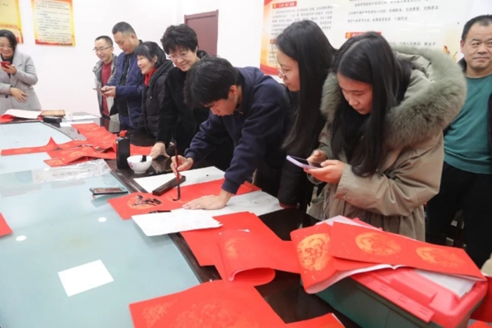渭南市人民检察院开展“迎新春 写对联 送祝福”活动。