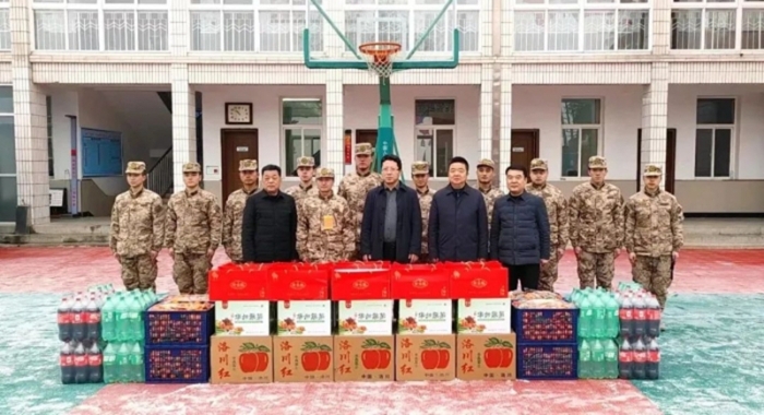 华州区委常委、政法委书记王永慰问驻华某部武警官兵。