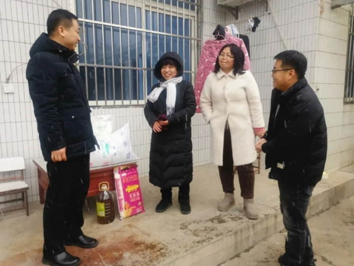 潼关县委政法委开展节前慰问活动。