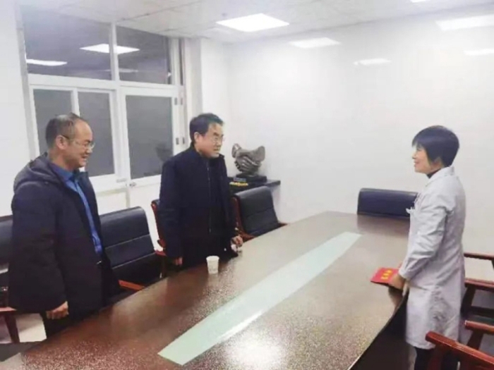 临渭区人民法院党组书记、院长张东亮走访慰问优秀人才。