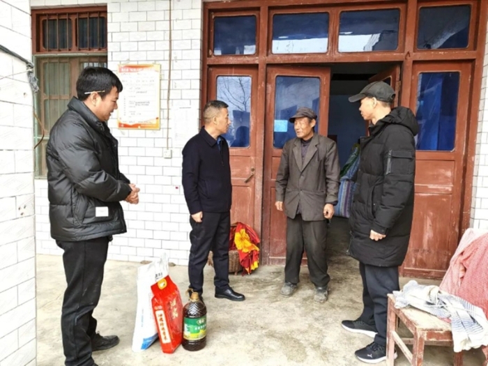 潼关法院院长张锋华一行春节前走访慰问老党员、困难党员和脱贫户。