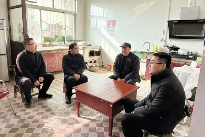 蒲城法院党组书记、院长杨晓东一行深入包联村走访慰问群众。