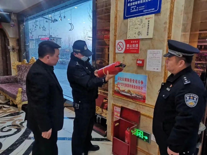 白水公安深入辖区内的小超市、小饭店、小宾馆等“九小场所”及特种行业场所进行检查。