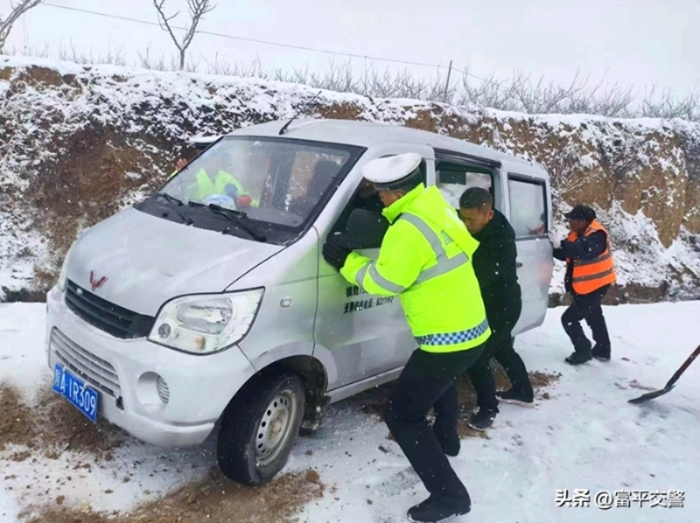 富平交警及时救援受困车辆。