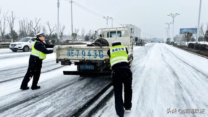 蒲城公安交警雪中执勤，护航出行。