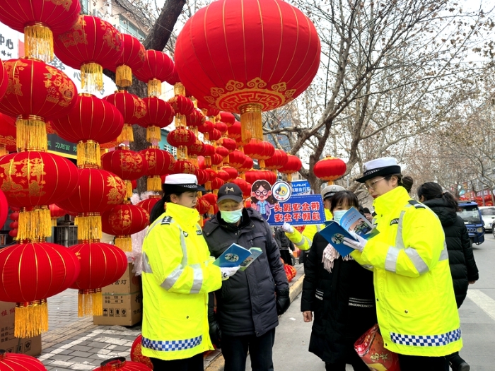 华阴交警大队宣传民警走进岳庙街开展交年货市场“送安全”。