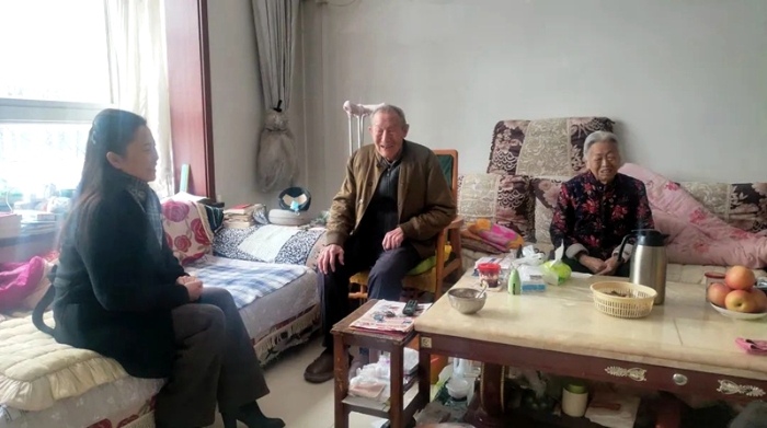临渭区检察院领导班子春节前慰问退休老干部。