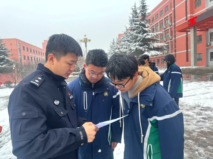 合阳公安开展普法宣传活动。