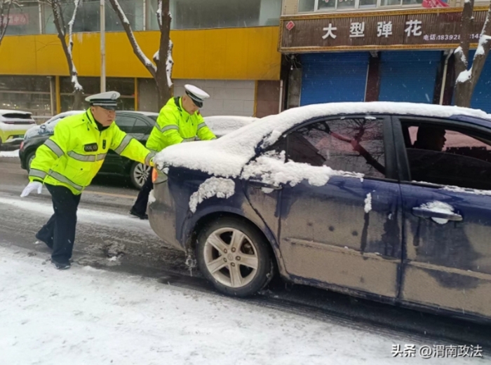 降雪致路面积雪结冰，韩城公安交警坚守一线保畅通。