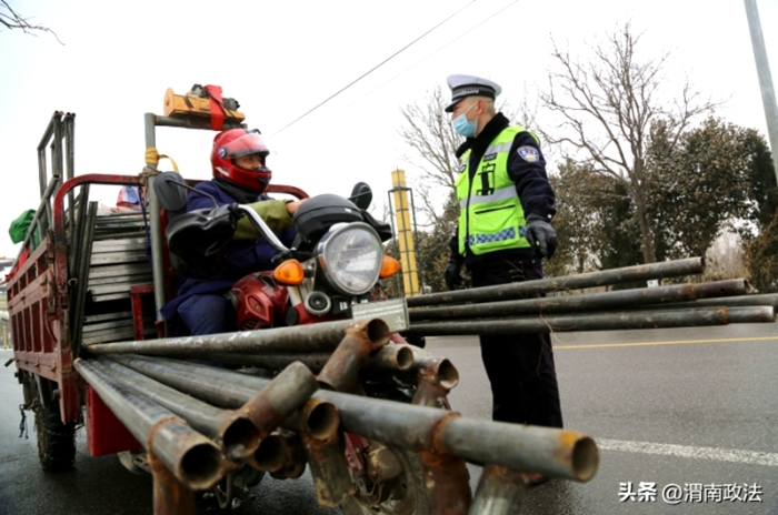 潼关县公安局交警大队城区中队民警紧盯道路隐患排查治理不放松。