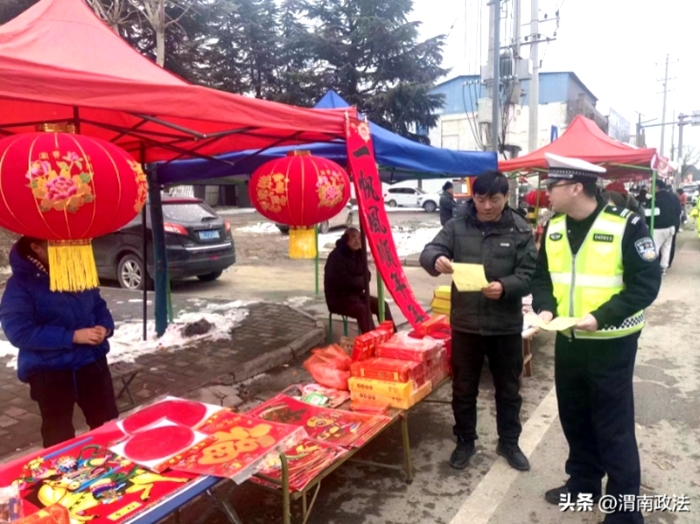 富平交警淡村中队民警深入淡村镇开展交通安全宣传活动。