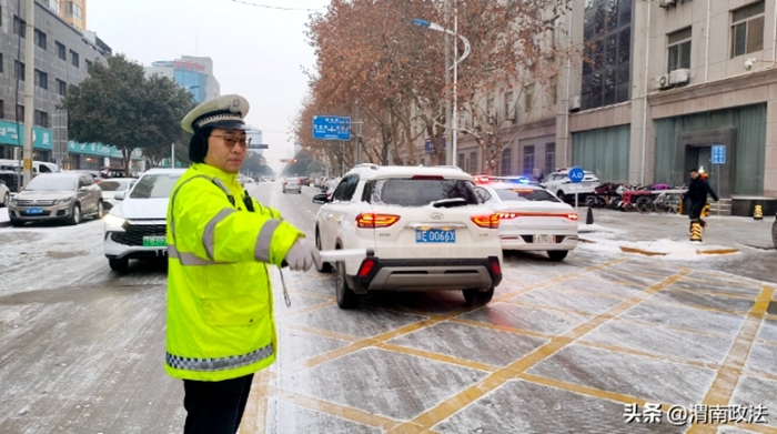 雪后路面结冰存隐患，高新交警相伴护平安。