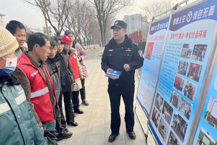华州公安在华州区政务广场开展禁毒宣传活动。