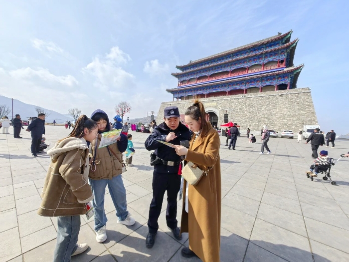 潼关公安在潼关古城景区开展禁毒宣传活动。