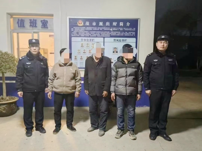 临渭公安帮助迷路老人与家人团聚。