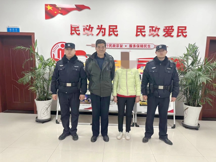 大荔公安暖心救助走失女子。