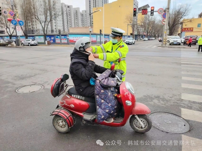 韩城交警开展春节假期期间“一盔一带”交通安全宣传活动。