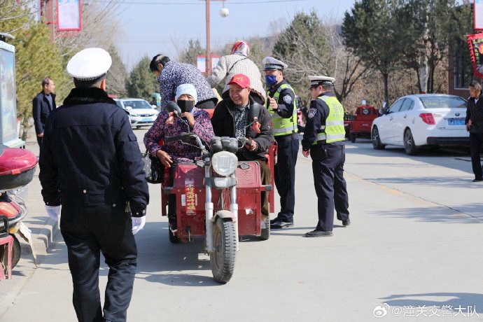 潼关交警坚守春运安保一线，筑牢春运交通安全防线。