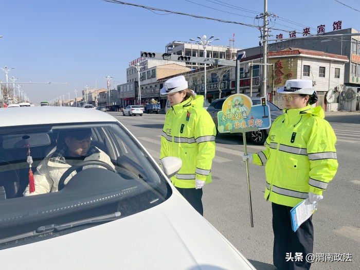 蒲城公安交警疏堵保畅+交安宣传两不误，守护节日交通安全。