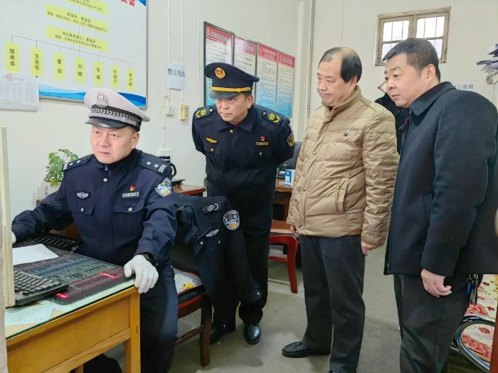 白水县公安局交通管理大队对客运企业进行检查。