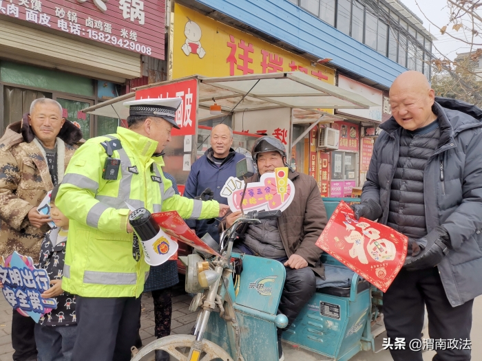 大荔公安交警全力守护辖区群众春节期间出行安全。