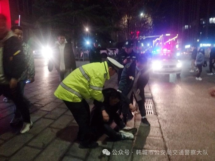 韩城公安交警出警偶遇醉汉及时救助。