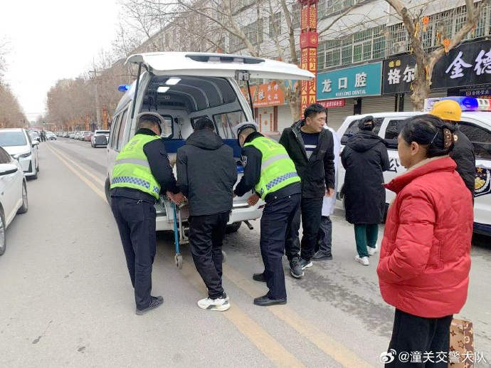 巡逻途中遇交通事故，潼关交警暖心救助。
