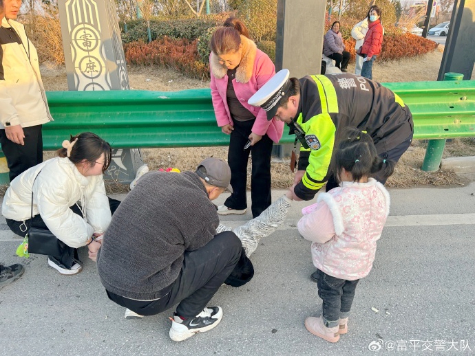 富平交警及时救助晕厥少年。