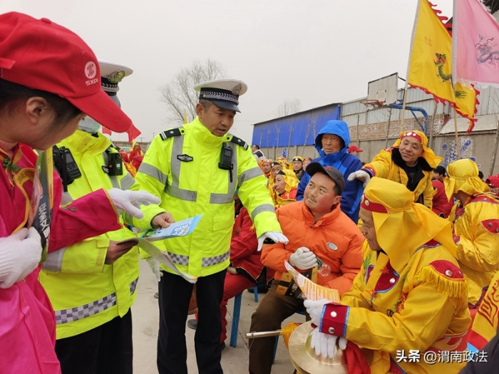 锣鼓喧天歌盛世，大荔公安交警护航保安畅。