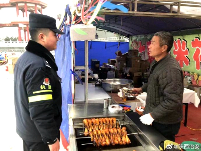 合阳公安九龙派出所民警走上街头开展治安巡逻和防范宣传。