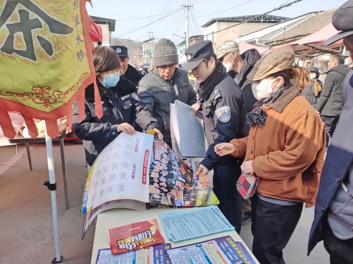 富平公安深入辖区开展“打击整治网络谣言”宣传活动。