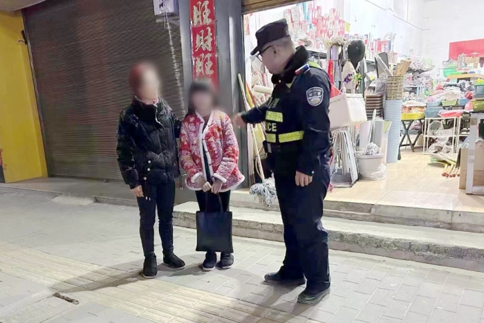 华州公安巡特警及时找回走失女孩。