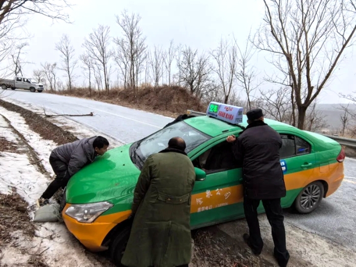 车辆陷入路边水渠，白水警民联手帮助脱困。