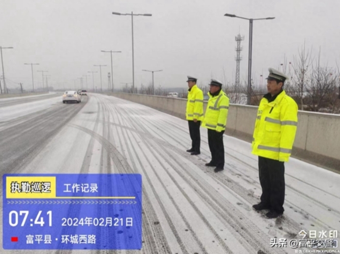 富平交警不畏严寒迎战风雪，全力护航平安春运。