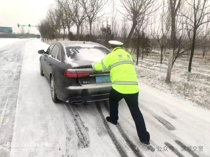 蒲城公安交警向雪而行，守护群众平安路。