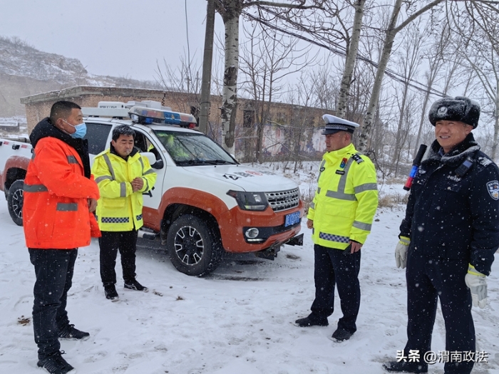 大荔公安交警迎风雪保安全。