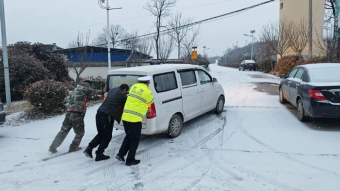 华州公安交警冻雨天气排查道路交通安全隐患路段。