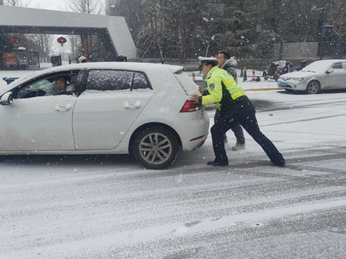 渭南高新交警大队雪中坚守护平安。