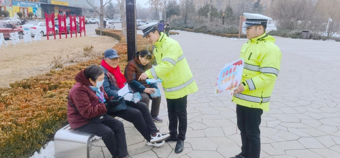 韩城公安交警开展“温馨春运 文明相伴”主题宣传活动。
