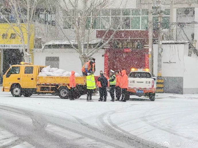 潼关交警全力应对新一轮雨雪恶劣天气。