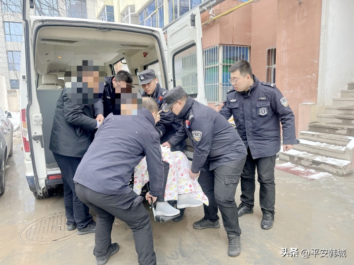 韩城公安巡特警及时救助患病老人。