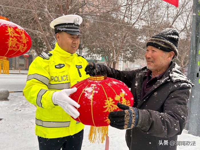 白水县公安局交通管理大队在中瑞新广场精举办了“安全灯谜闹元宵 平安幸福庆佳节”活动。
