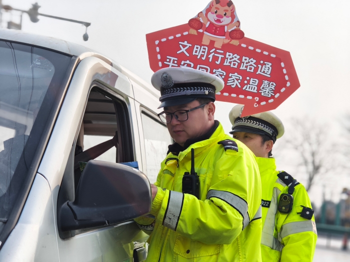 华州公安交警开展交通安全宣传活动。
